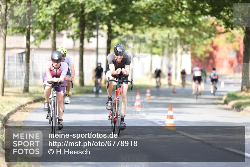 11.08.2024 - GEWOBA Citytriathlon Bremen H.Heesch http://msf.ph/oto/6778918 11.08.2024 11:47:35 Radfahren 752, 800, 860, 899, 907, 911, 933, 944, 958, 997, 1013, 1015, 1019 meine-sportfotos.de