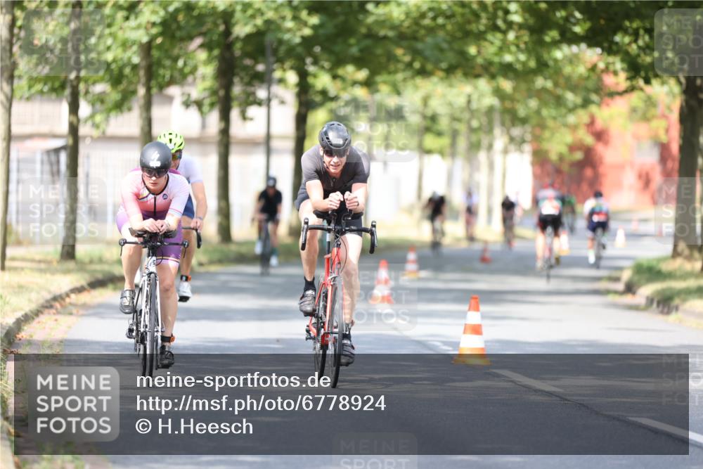 11.08.2024 - GEWOBA Citytriathlon Bremen H.Heesch http://msf.ph/oto/6778924 11.08.2024 11:47:35 Radfahren 752, 800, 860, 899, 907, 911, 933, 944, 958, 997, 1013, 1015, 1019 meine-sportfotos.de