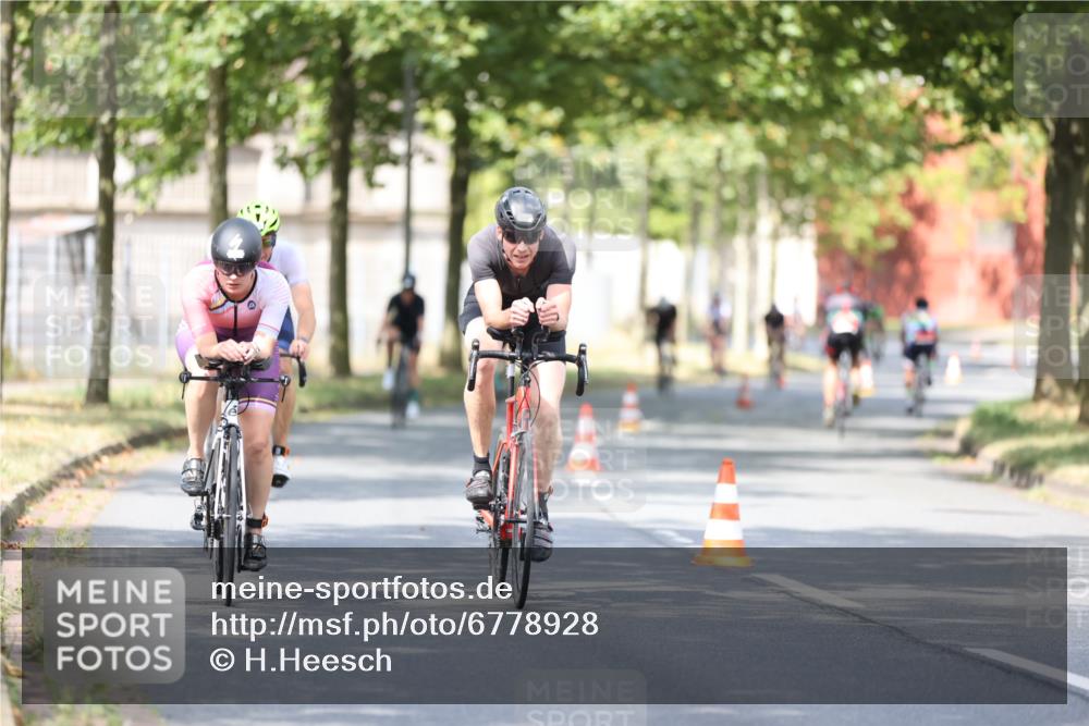 11.08.2024 - GEWOBA Citytriathlon Bremen H.Heesch http://msf.ph/oto/6778928 11.08.2024 11:47:35 Radfahren 752, 800, 860, 899, 907, 911, 933, 944, 958, 997, 1013, 1015, 1019 meine-sportfotos.de