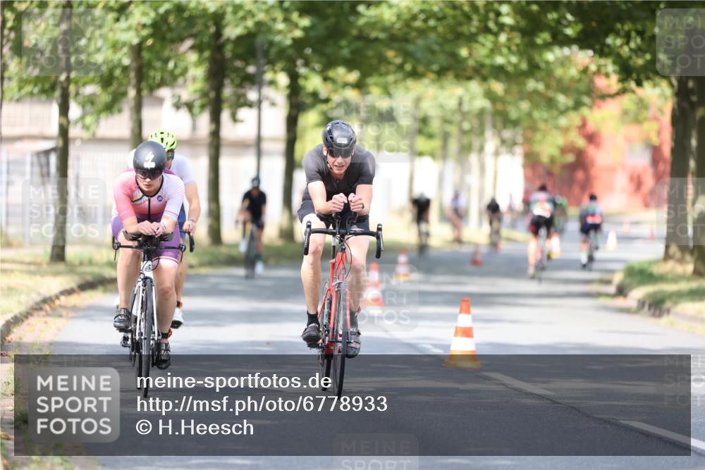 11.08.2024 - GEWOBA Citytriathlon Bremen H.Heesch http://msf.ph/oto/6778933 11.08.2024 11:47:35 Radfahren 752, 800, 860, 899, 907, 911, 933, 944, 958, 997, 1013, 1015, 1019 meine-sportfotos.de