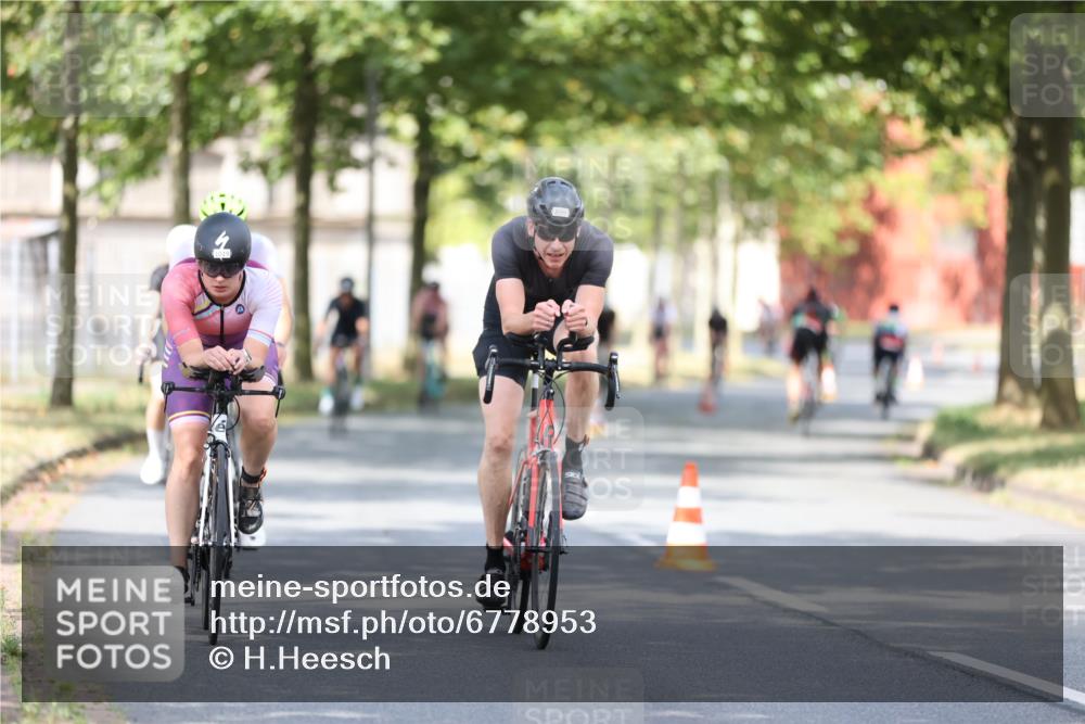 11.08.2024 - GEWOBA Citytriathlon Bremen H.Heesch http://msf.ph/oto/6778953 11.08.2024 11:47:36 Radfahren 752, 832, 860, 899, 907, 911, 933, 944, 958, 997, 1013, 1015, 1019 meine-sportfotos.de