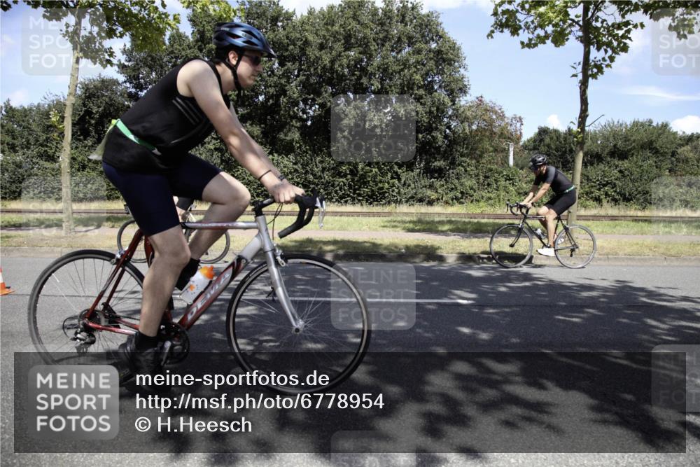 11.08.2024 - GEWOBA Citytriathlon Bremen H.Heesch http://msf.ph/oto/6778954 11.08.2024 13:16:25 Radfahren 409, 420, 444, 564 meine-sportfotos.de
