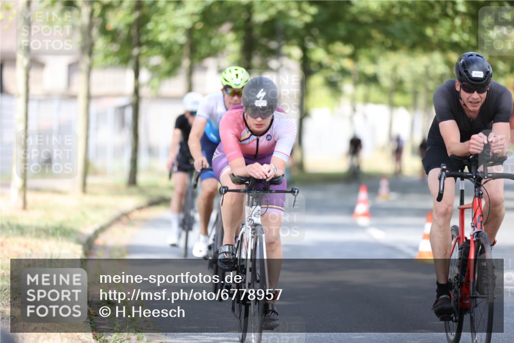 11.08.2024 - GEWOBA Citytriathlon Bremen H.Heesch http://msf.ph/oto/6778957 11.08.2024 11:47:36 Radfahren 752, 832, 860, 899, 907, 911, 933, 944, 958, 997, 1013, 1015, 1019 meine-sportfotos.de