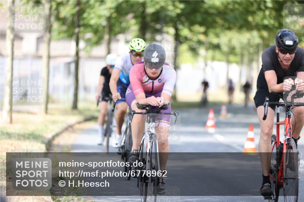 11.08.2024 - GEWOBA Citytriathlon Bremen H.Heesch http://msf.ph/oto/6778962 11.08.2024 11:47:36 Radfahren 752, 832, 860, 899, 907, 911, 933, 944, 958, 997, 1013, 1015, 1019 meine-sportfotos.de