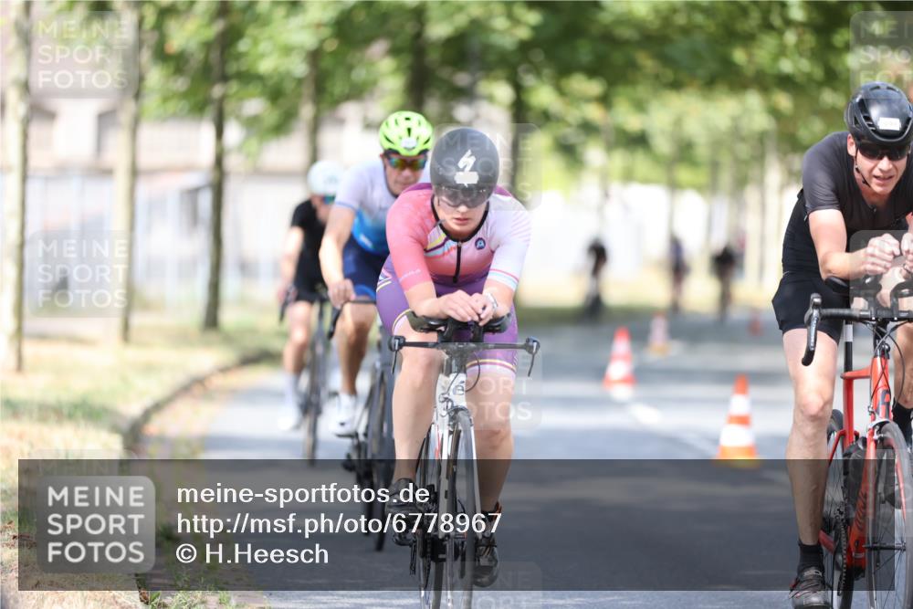 11.08.2024 - GEWOBA Citytriathlon Bremen H.Heesch http://msf.ph/oto/6778967 11.08.2024 11:47:36 Radfahren 752, 832, 860, 899, 907, 911, 933, 944, 958, 997, 1013, 1015, 1019 meine-sportfotos.de