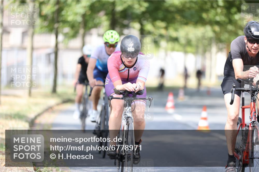 11.08.2024 - GEWOBA Citytriathlon Bremen H.Heesch http://msf.ph/oto/6778971 11.08.2024 11:47:36 Radfahren 752, 832, 860, 899, 907, 911, 933, 944, 958, 997, 1013, 1015, 1019 meine-sportfotos.de