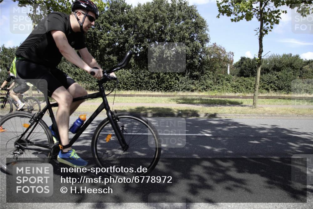 11.08.2024 - GEWOBA Citytriathlon Bremen H.Heesch http://msf.ph/oto/6778972 11.08.2024 13:16:32 Radfahren 409, 420, 444, 466, 564, 618 meine-sportfotos.de
