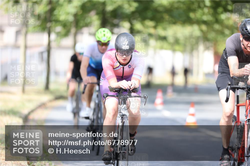 11.08.2024 - GEWOBA Citytriathlon Bremen H.Heesch http://msf.ph/oto/6778977 11.08.2024 11:47:36 Radfahren 752, 832, 860, 899, 907, 911, 933, 944, 958, 997, 1013, 1015, 1019 meine-sportfotos.de