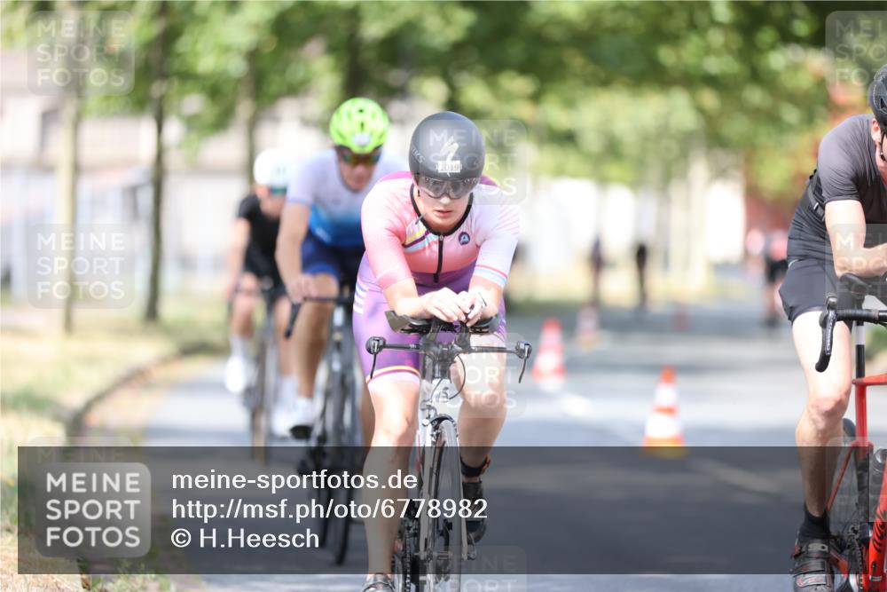11.08.2024 - GEWOBA Citytriathlon Bremen H.Heesch http://msf.ph/oto/6778982 11.08.2024 11:47:36 Radfahren 752, 832, 860, 899, 907, 911, 933, 944, 958, 997, 1013, 1015, 1019 meine-sportfotos.de