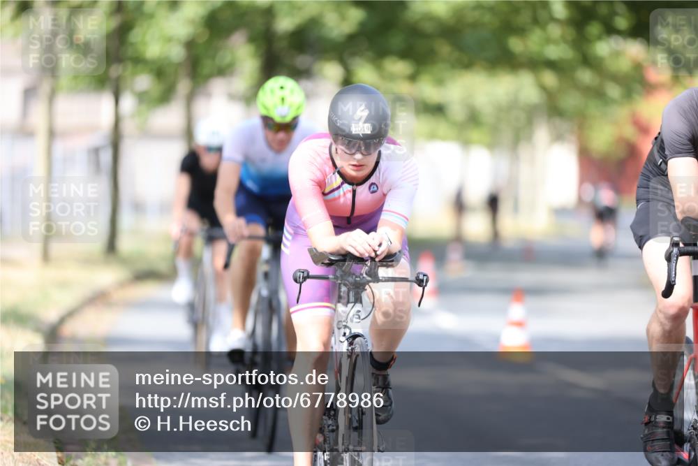 11.08.2024 - GEWOBA Citytriathlon Bremen H.Heesch http://msf.ph/oto/6778986 11.08.2024 11:47:36 Radfahren 752, 832, 860, 899, 907, 911, 933, 944, 958, 997, 1013, 1015, 1019 meine-sportfotos.de