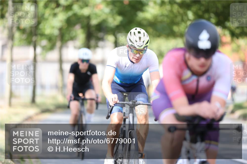 11.08.2024 - GEWOBA Citytriathlon Bremen H.Heesch http://msf.ph/oto/6779001 11.08.2024 11:47:37 Radfahren 752, 832, 860, 899, 907, 911, 933, 944, 958, 997, 1013, 1015, 1019 meine-sportfotos.de