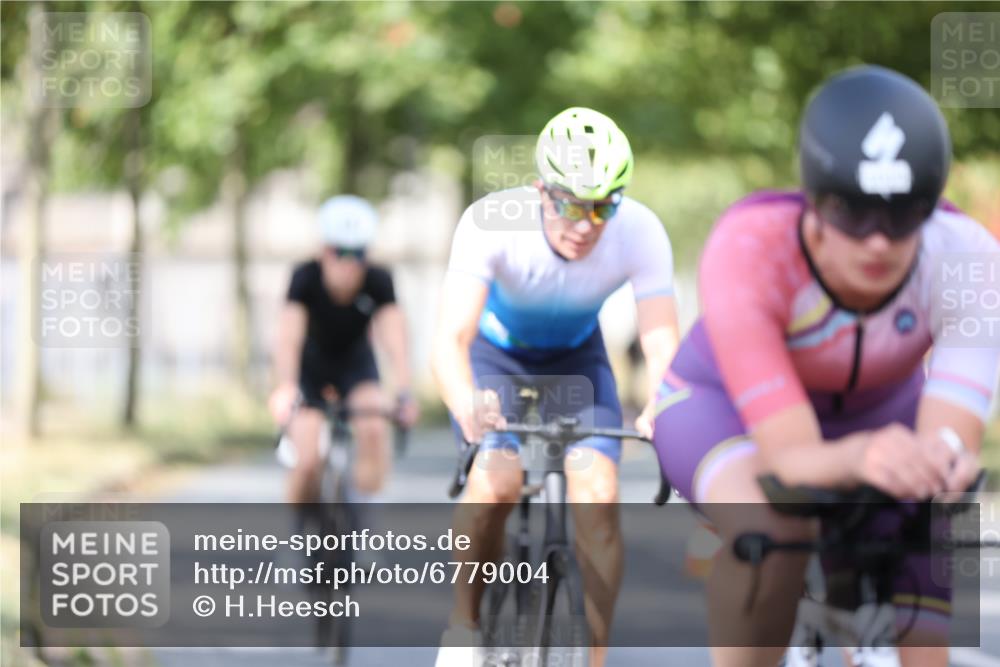 11.08.2024 - GEWOBA Citytriathlon Bremen H.Heesch http://msf.ph/oto/6779004 11.08.2024 11:47:37 Radfahren 752, 832, 860, 899, 907, 911, 933, 944, 958, 997, 1013, 1015, 1019 meine-sportfotos.de