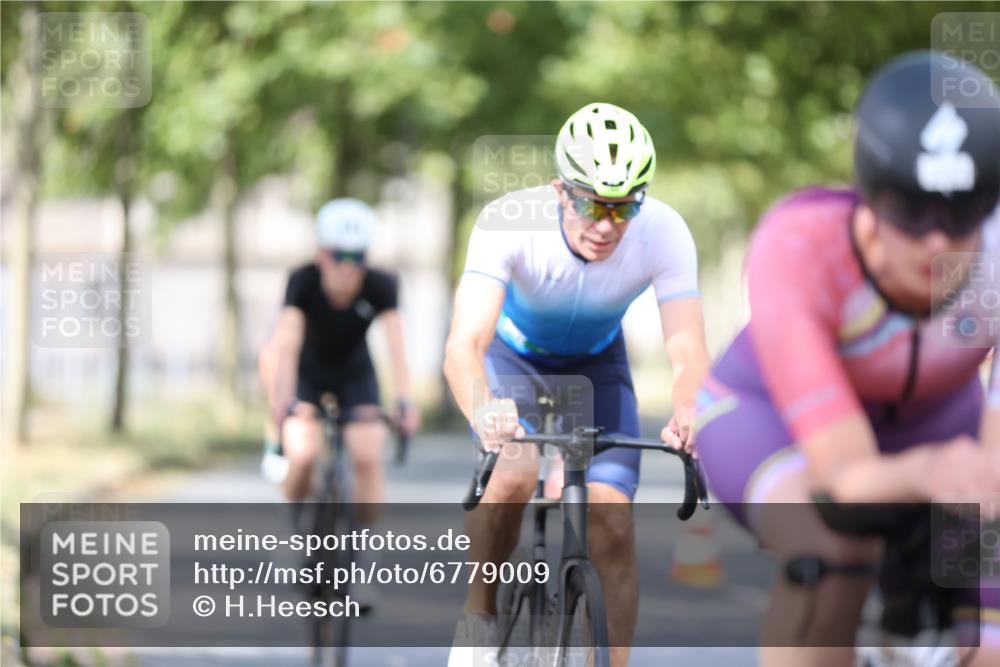 11.08.2024 - GEWOBA Citytriathlon Bremen H.Heesch http://msf.ph/oto/6779009 11.08.2024 11:47:37 Radfahren 752, 832, 860, 899, 907, 911, 933, 944, 958, 997, 1013, 1015, 1019 meine-sportfotos.de