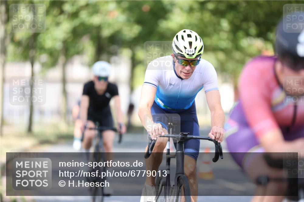 11.08.2024 - GEWOBA Citytriathlon Bremen H.Heesch http://msf.ph/oto/6779013 11.08.2024 11:47:37 Radfahren 752, 832, 860, 899, 907, 911, 933, 944, 958, 997, 1013, 1015, 1019 meine-sportfotos.de
