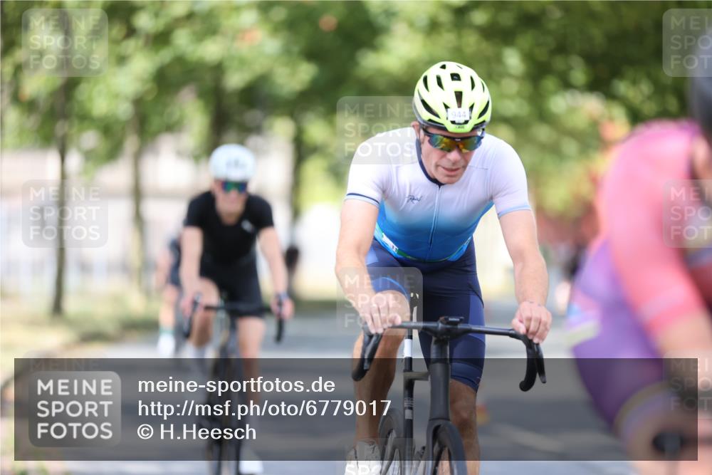 11.08.2024 - GEWOBA Citytriathlon Bremen H.Heesch http://msf.ph/oto/6779017 11.08.2024 11:47:37 Radfahren 752, 832, 860, 899, 907, 911, 933, 944, 958, 997, 1013, 1015, 1019 meine-sportfotos.de