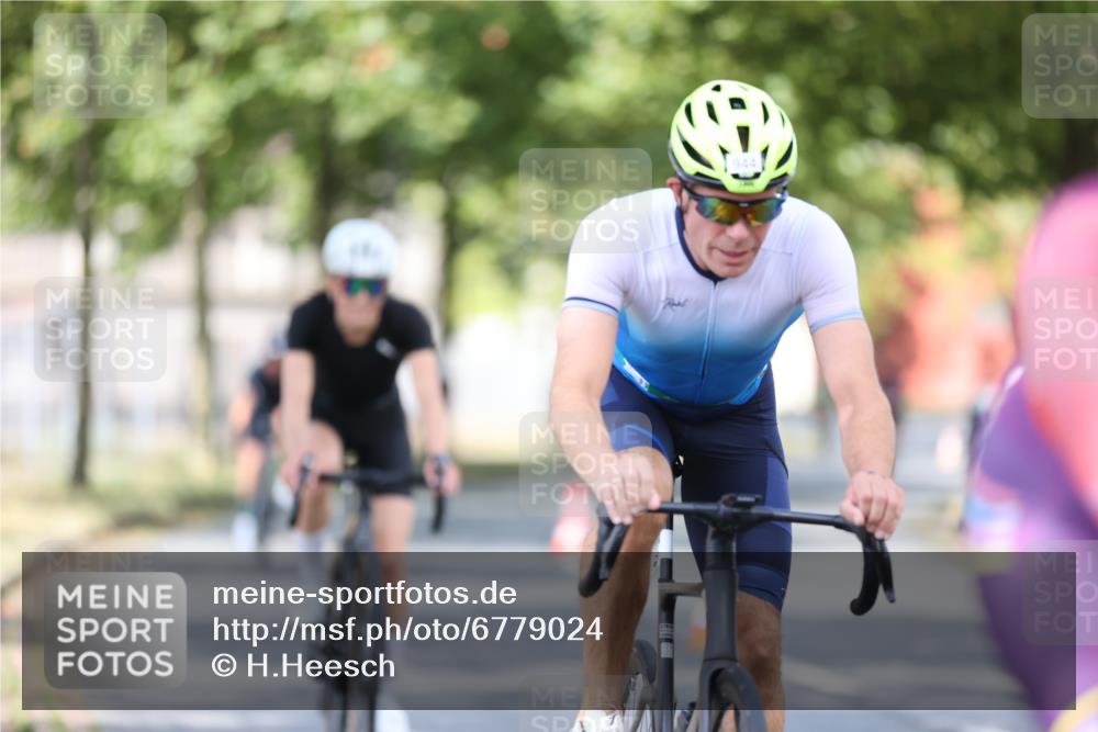 11.08.2024 - GEWOBA Citytriathlon Bremen H.Heesch http://msf.ph/oto/6779024 11.08.2024 11:47:37 Radfahren 752, 832, 860, 899, 907, 911, 933, 944, 958, 997, 1013, 1015, 1019 meine-sportfotos.de