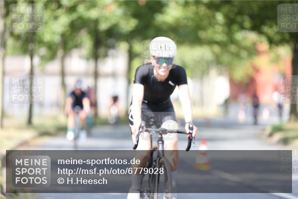 11.08.2024 - GEWOBA Citytriathlon Bremen H.Heesch http://msf.ph/oto/6779028 11.08.2024 11:47:38 Radfahren 752, 832, 860, 899, 907, 911, 933, 944, 958, 997, 1013, 1015, 1019 meine-sportfotos.de