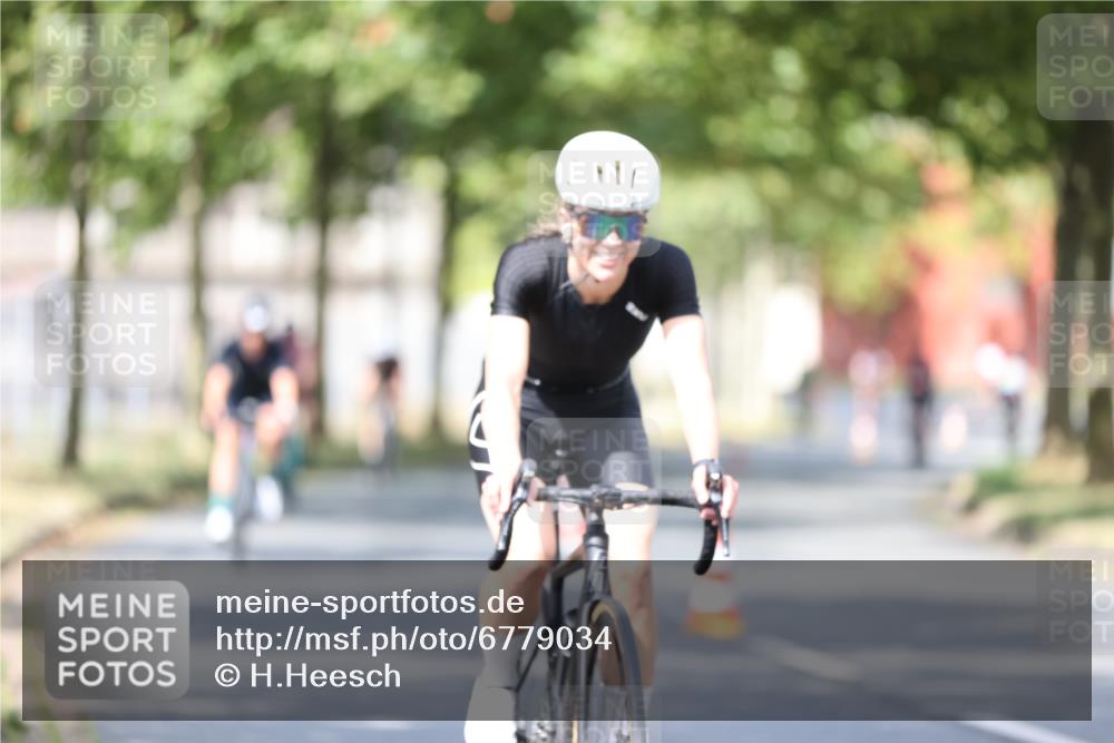 11.08.2024 - GEWOBA Citytriathlon Bremen H.Heesch http://msf.ph/oto/6779034 11.08.2024 11:47:38 Radfahren 752, 832, 860, 899, 907, 911, 933, 944, 958, 997, 1013, 1015, 1019 meine-sportfotos.de