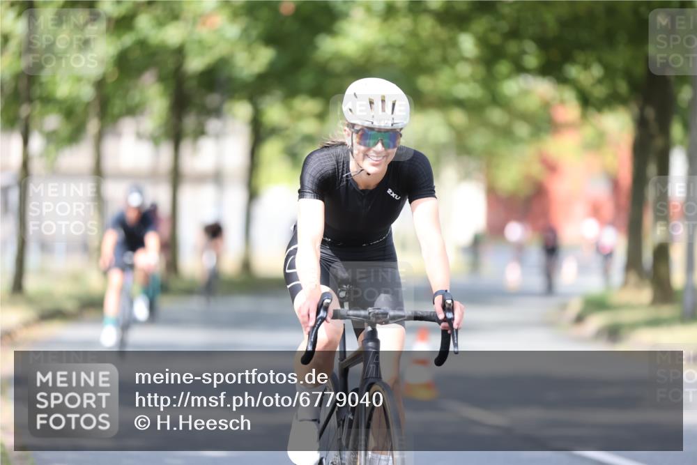 11.08.2024 - GEWOBA Citytriathlon Bremen H.Heesch http://msf.ph/oto/6779040 11.08.2024 11:47:38 Radfahren 752, 832, 860, 899, 907, 911, 933, 944, 958, 997, 1013, 1015, 1019 meine-sportfotos.de