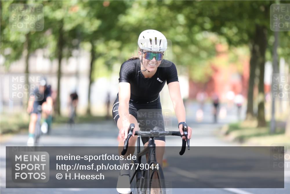 11.08.2024 - GEWOBA Citytriathlon Bremen H.Heesch http://msf.ph/oto/6779044 11.08.2024 11:47:38 Radfahren 752, 832, 860, 899, 907, 911, 933, 944, 958, 997, 1013, 1015, 1019 meine-sportfotos.de