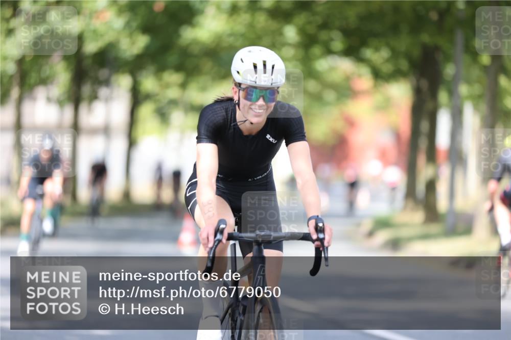 11.08.2024 - GEWOBA Citytriathlon Bremen H.Heesch http://msf.ph/oto/6779050 11.08.2024 11:47:38 Radfahren 752, 832, 860, 899, 907, 911, 933, 944, 958, 997, 1013, 1015, 1019 meine-sportfotos.de