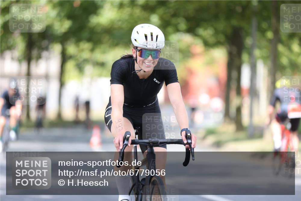 11.08.2024 - GEWOBA Citytriathlon Bremen H.Heesch http://msf.ph/oto/6779056 11.08.2024 11:47:38 Radfahren 752, 832, 860, 899, 907, 911, 933, 944, 958, 997, 1013, 1015, 1019 meine-sportfotos.de