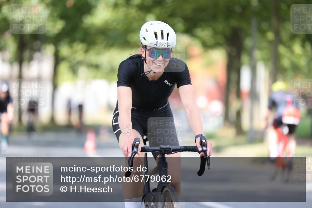11.08.2024 - GEWOBA Citytriathlon Bremen H.Heesch http://msf.ph/oto/6779062 11.08.2024 11:47:38 Radfahren 752, 832, 860, 899, 907, 911, 933, 944, 958, 997, 1013, 1015, 1019 meine-sportfotos.de
