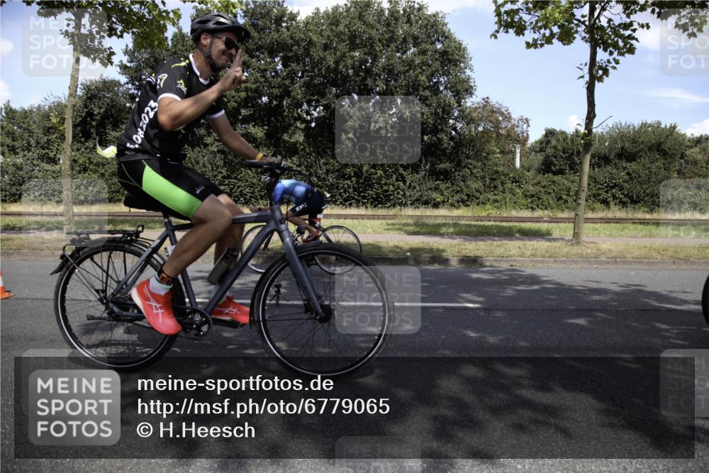 11.08.2024 - GEWOBA Citytriathlon Bremen H.Heesch http://msf.ph/oto/6779065 11.08.2024 13:17:21 Radfahren 243, 412, 424, 450, 463, 483, 488, 553, 594, 598, 611, 630, 710, 724 meine-sportfotos.de