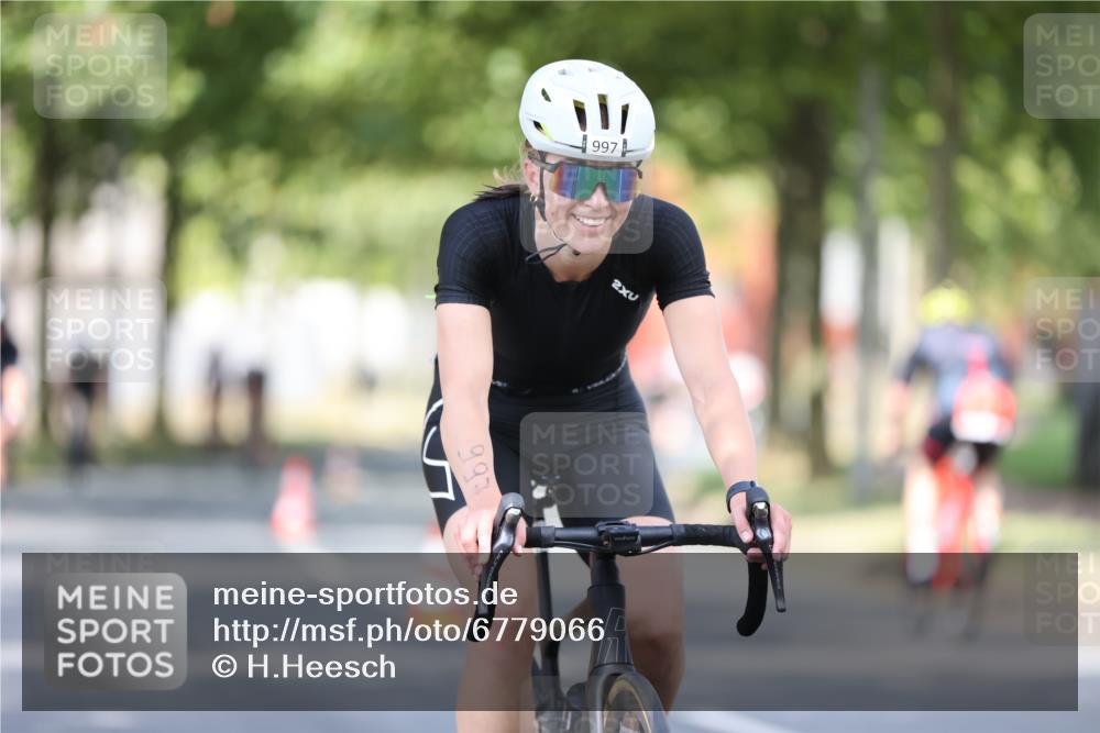 11.08.2024 - GEWOBA Citytriathlon Bremen H.Heesch http://msf.ph/oto/6779066 11.08.2024 11:47:38 Radfahren 752, 832, 860, 899, 907, 911, 933, 944, 958, 997, 1013, 1015, 1019 meine-sportfotos.de