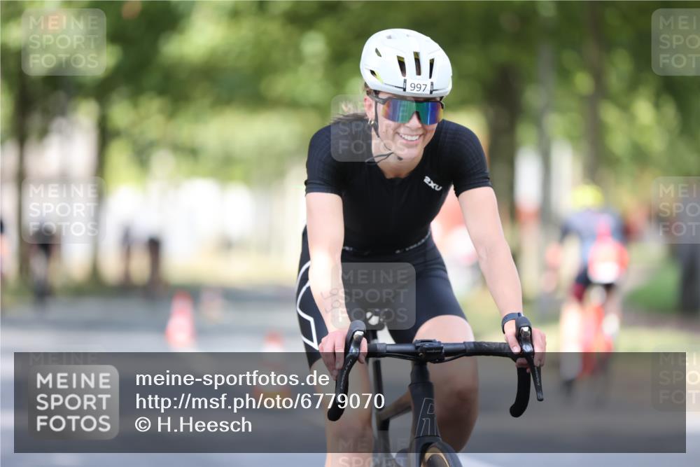 11.08.2024 - GEWOBA Citytriathlon Bremen H.Heesch http://msf.ph/oto/6779070 11.08.2024 11:47:38 Radfahren 752, 832, 860, 899, 907, 911, 933, 944, 958, 997, 1013, 1015, 1019 meine-sportfotos.de