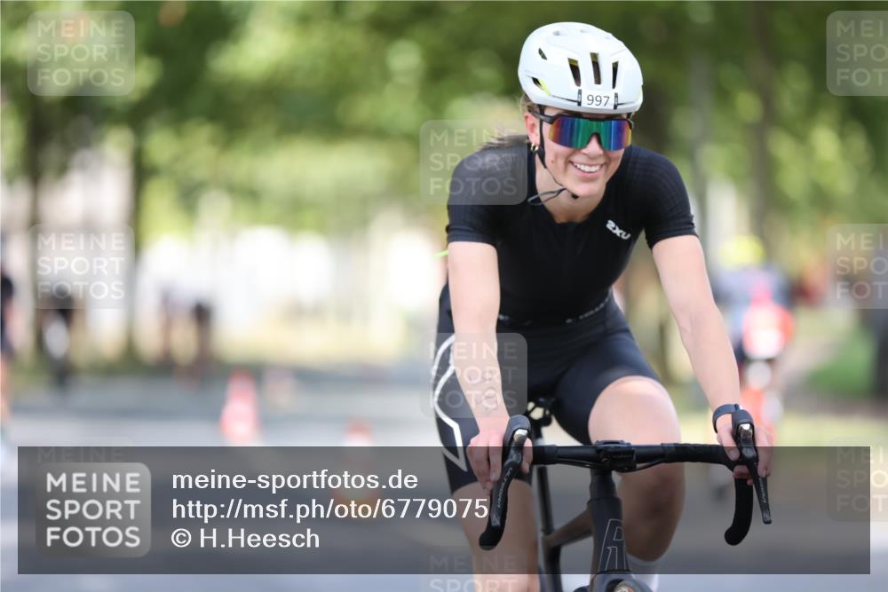 11.08.2024 - GEWOBA Citytriathlon Bremen H.Heesch http://msf.ph/oto/6779075 11.08.2024 11:47:38 Radfahren 752, 832, 860, 899, 907, 911, 933, 944, 958, 997, 1013, 1015, 1019 meine-sportfotos.de