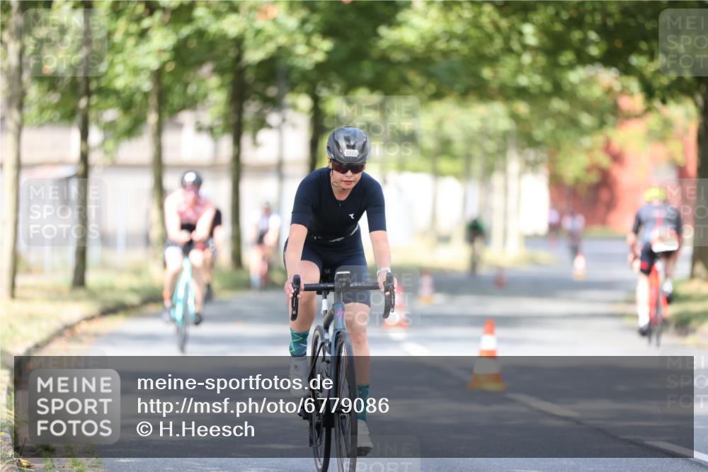 11.08.2024 - GEWOBA Citytriathlon Bremen H.Heesch http://msf.ph/oto/6779086 11.08.2024 11:47:39 Radfahren 752, 832, 860, 899, 907, 911, 933, 944, 958, 997, 1013, 1015, 1019 meine-sportfotos.de