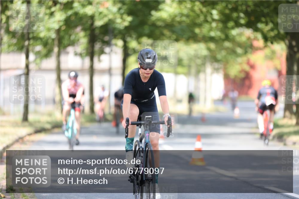 11.08.2024 - GEWOBA Citytriathlon Bremen H.Heesch http://msf.ph/oto/6779097 11.08.2024 11:47:39 Radfahren 752, 832, 860, 899, 907, 911, 933, 944, 958, 997, 1013, 1015, 1019 meine-sportfotos.de