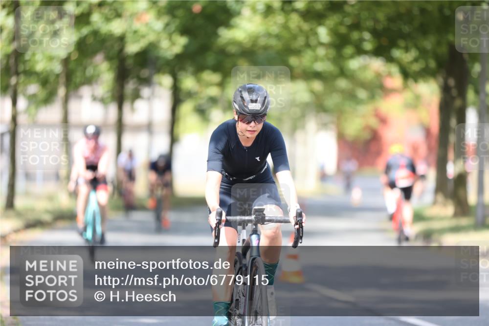 11.08.2024 - GEWOBA Citytriathlon Bremen H.Heesch http://msf.ph/oto/6779115 11.08.2024 11:47:40 Radfahren 752, 832, 860, 899, 907, 911, 933, 944, 958, 997, 1013, 1015, 1019 meine-sportfotos.de