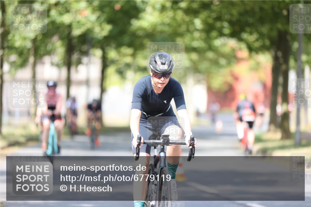 11.08.2024 - GEWOBA Citytriathlon Bremen H.Heesch http://msf.ph/oto/6779119 11.08.2024 11:47:40 Radfahren 752, 832, 860, 899, 907, 911, 933, 944, 958, 997, 1013, 1015, 1019 meine-sportfotos.de