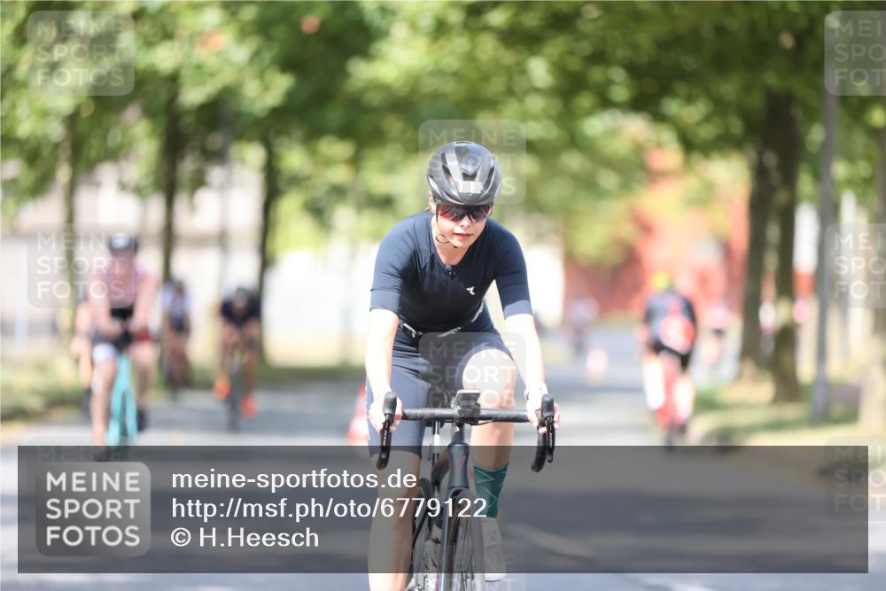 11.08.2024 - GEWOBA Citytriathlon Bremen H.Heesch http://msf.ph/oto/6779122 11.08.2024 11:47:40 Radfahren 752, 832, 860, 899, 907, 911, 933, 944, 958, 997, 1013, 1015, 1019 meine-sportfotos.de