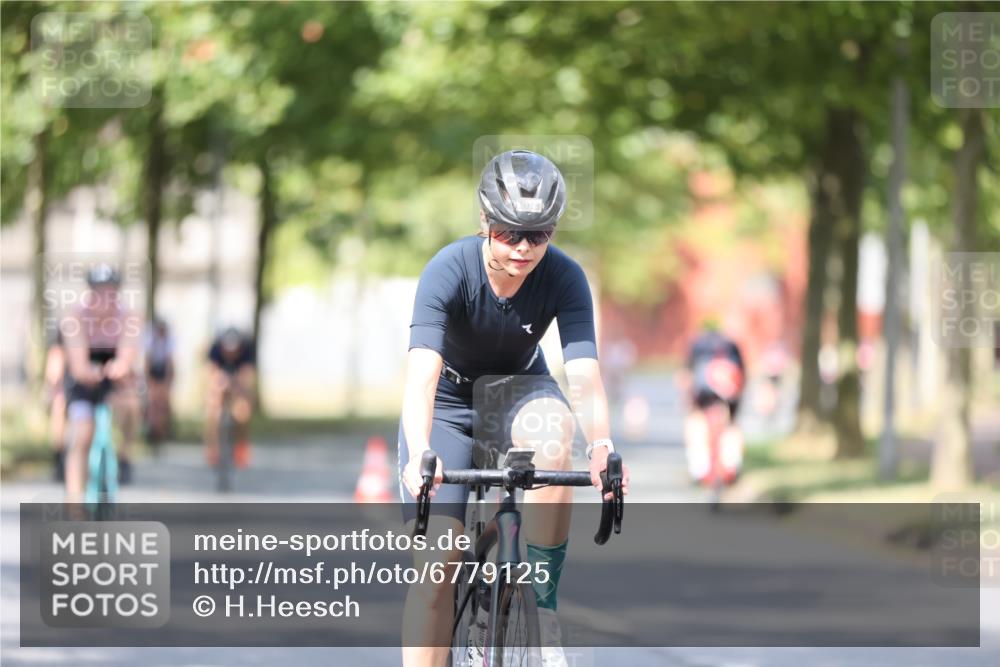 11.08.2024 - GEWOBA Citytriathlon Bremen H.Heesch http://msf.ph/oto/6779125 11.08.2024 11:47:40 Radfahren 752, 832, 860, 899, 907, 911, 933, 944, 958, 997, 1013, 1015, 1019 meine-sportfotos.de