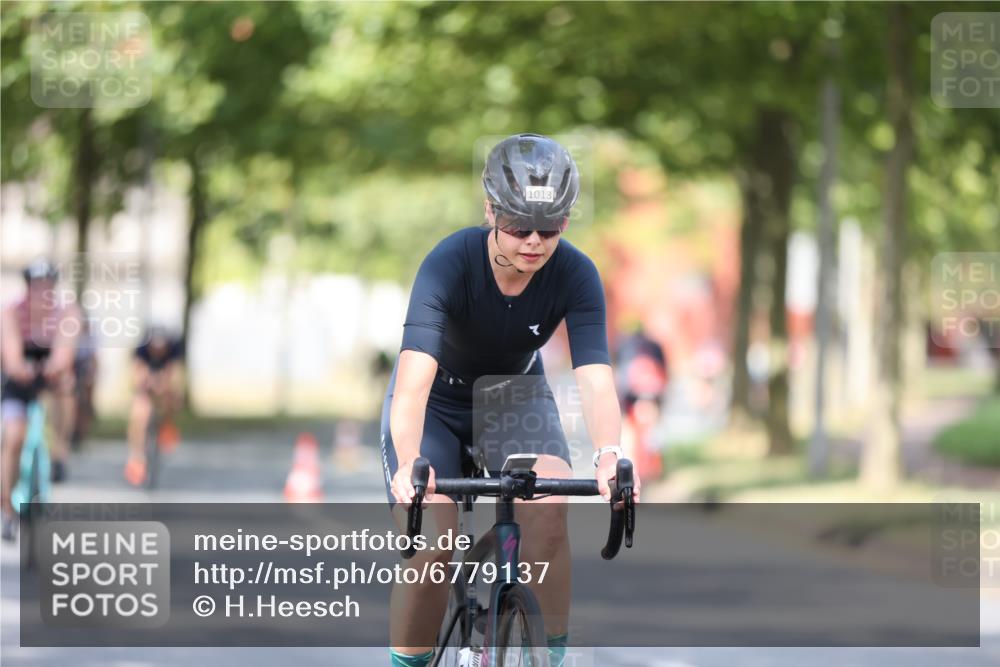 11.08.2024 - GEWOBA Citytriathlon Bremen H.Heesch http://msf.ph/oto/6779137 11.08.2024 11:47:40 Radfahren 752, 832, 860, 899, 907, 911, 933, 944, 958, 997, 1013, 1015, 1019 meine-sportfotos.de