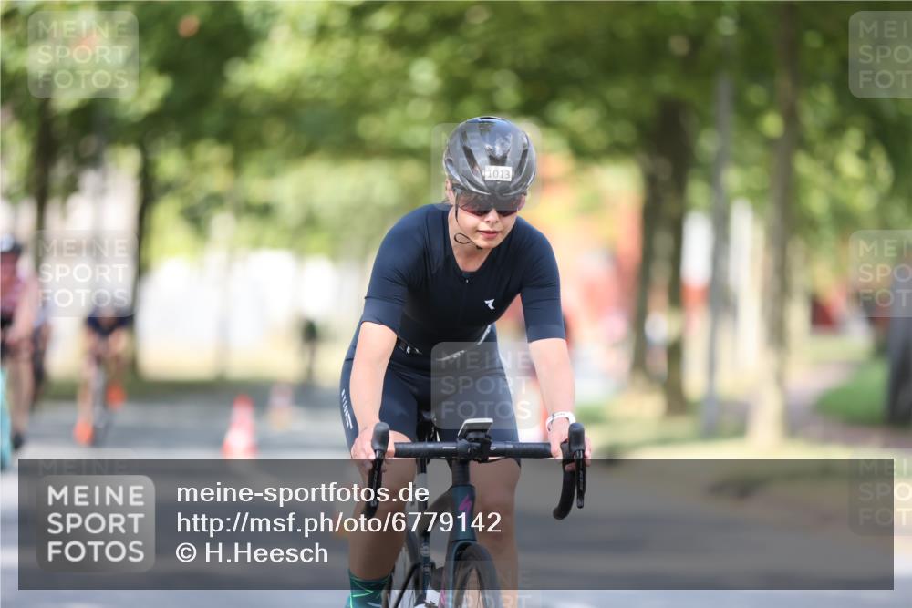 11.08.2024 - GEWOBA Citytriathlon Bremen H.Heesch http://msf.ph/oto/6779142 11.08.2024 11:47:40 Radfahren 752, 832, 860, 899, 907, 911, 933, 944, 958, 997, 1013, 1015, 1019 meine-sportfotos.de