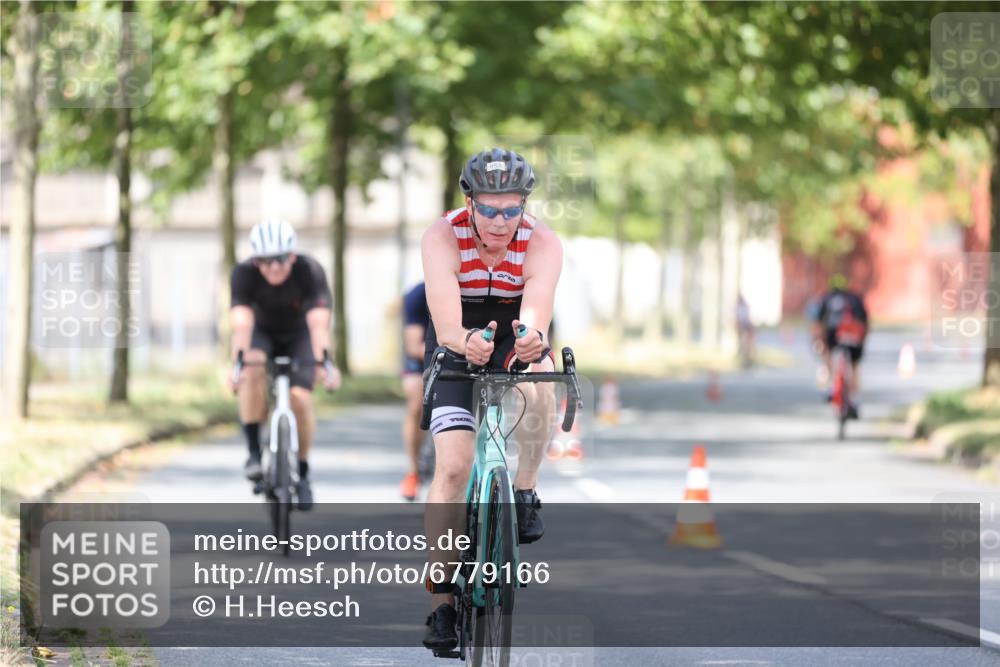 11.08.2024 - GEWOBA Citytriathlon Bremen H.Heesch http://msf.ph/oto/6779166 11.08.2024 11:47:41 Radfahren 752, 832, 860, 899, 907, 911, 924, 933, 944, 958, 997, 1013, 1015, 1019 meine-sportfotos.de