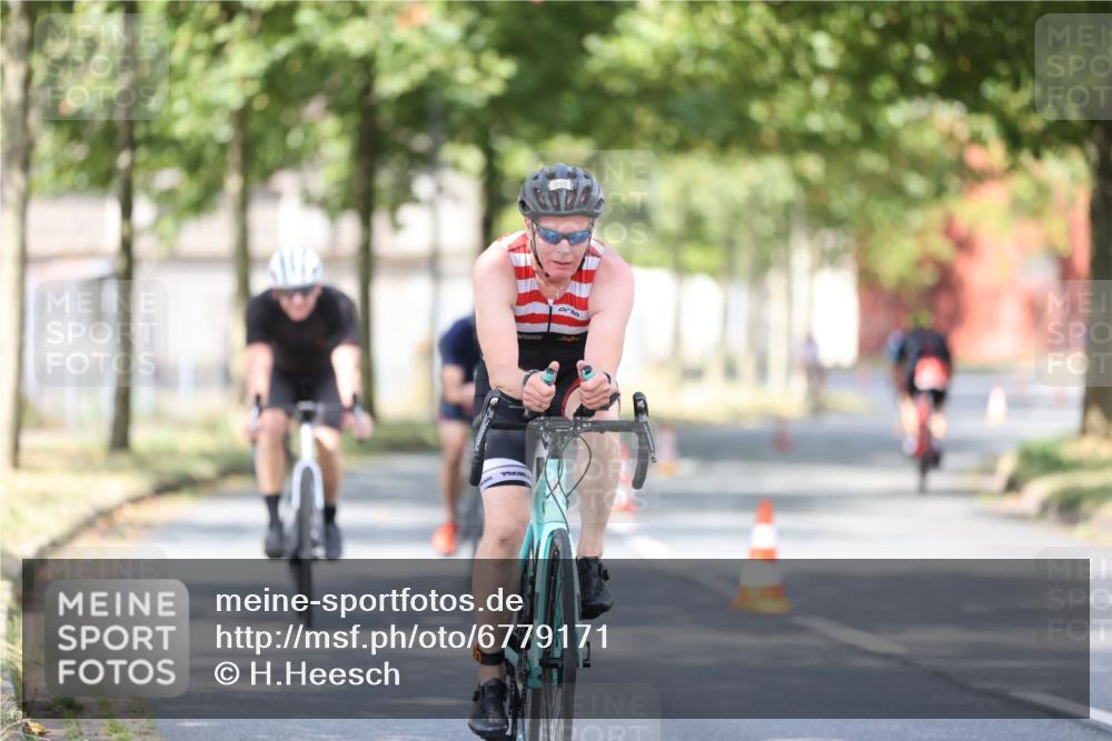 11.08.2024 - GEWOBA Citytriathlon Bremen H.Heesch http://msf.ph/oto/6779171 11.08.2024 11:47:41 Radfahren 752, 832, 860, 899, 907, 911, 924, 933, 944, 958, 997, 1013, 1015, 1019 meine-sportfotos.de