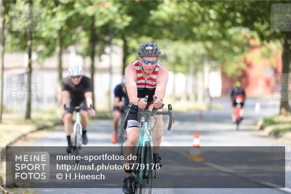 11.08.2024 - GEWOBA Citytriathlon Bremen H.Heesch http://msf.ph/oto/6779176 11.08.2024 11:47:41 Radfahren 752, 832, 860, 899, 907, 911, 924, 933, 944, 958, 997, 1013, 1015, 1019 meine-sportfotos.de