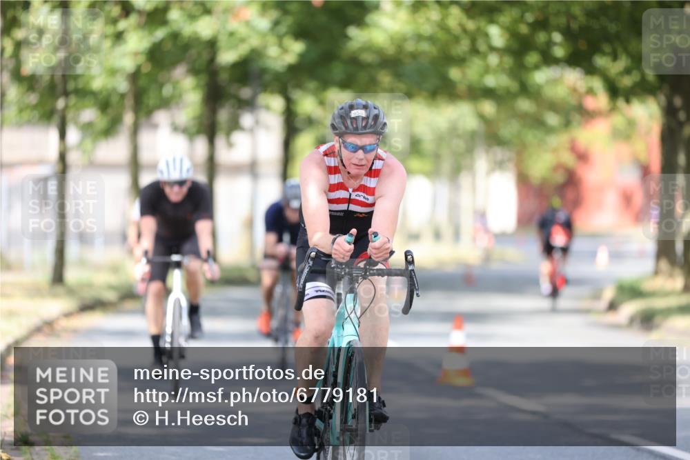11.08.2024 - GEWOBA Citytriathlon Bremen H.Heesch http://msf.ph/oto/6779181 11.08.2024 11:47:41 Radfahren 752, 832, 860, 899, 907, 911, 924, 933, 944, 958, 997, 1013, 1015, 1019 meine-sportfotos.de