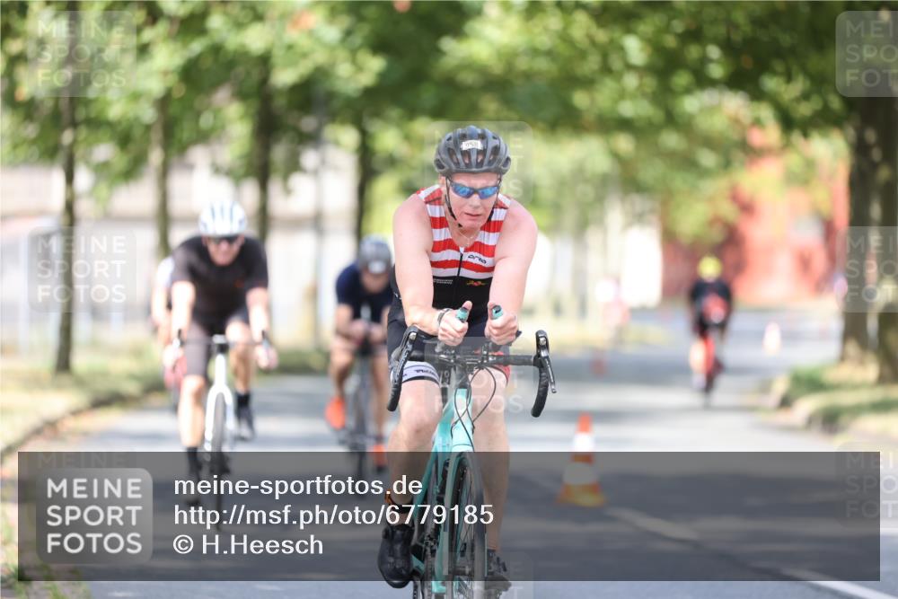 11.08.2024 - GEWOBA Citytriathlon Bremen H.Heesch http://msf.ph/oto/6779185 11.08.2024 11:47:41 Radfahren 752, 832, 860, 899, 907, 911, 924, 933, 944, 958, 997, 1013, 1015, 1019 meine-sportfotos.de