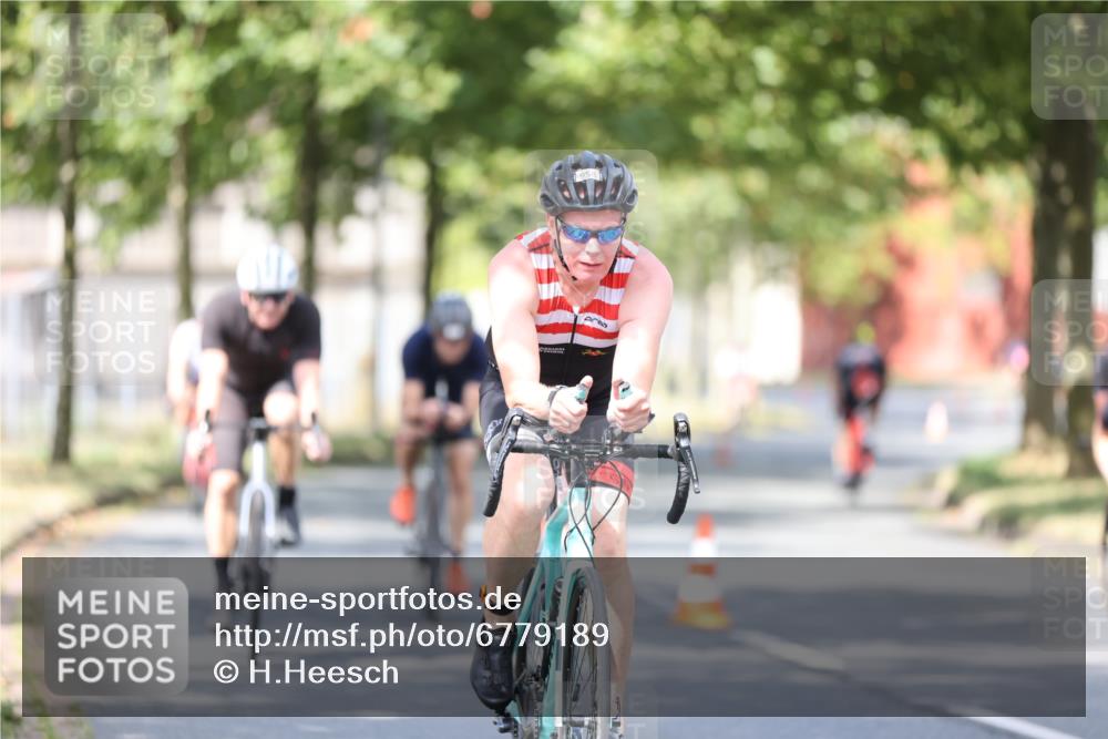 11.08.2024 - GEWOBA Citytriathlon Bremen H.Heesch http://msf.ph/oto/6779189 11.08.2024 11:47:41 Radfahren 752, 832, 860, 899, 907, 911, 924, 933, 944, 958, 997, 1013, 1015, 1019 meine-sportfotos.de