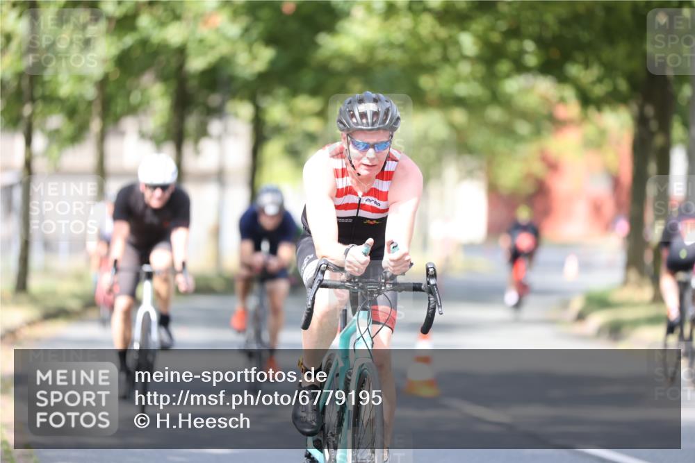 11.08.2024 - GEWOBA Citytriathlon Bremen H.Heesch http://msf.ph/oto/6779195 11.08.2024 11:47:42 Radfahren 752, 832, 860, 899, 907, 911, 924, 933, 944, 958, 997, 1013, 1015, 1019 meine-sportfotos.de