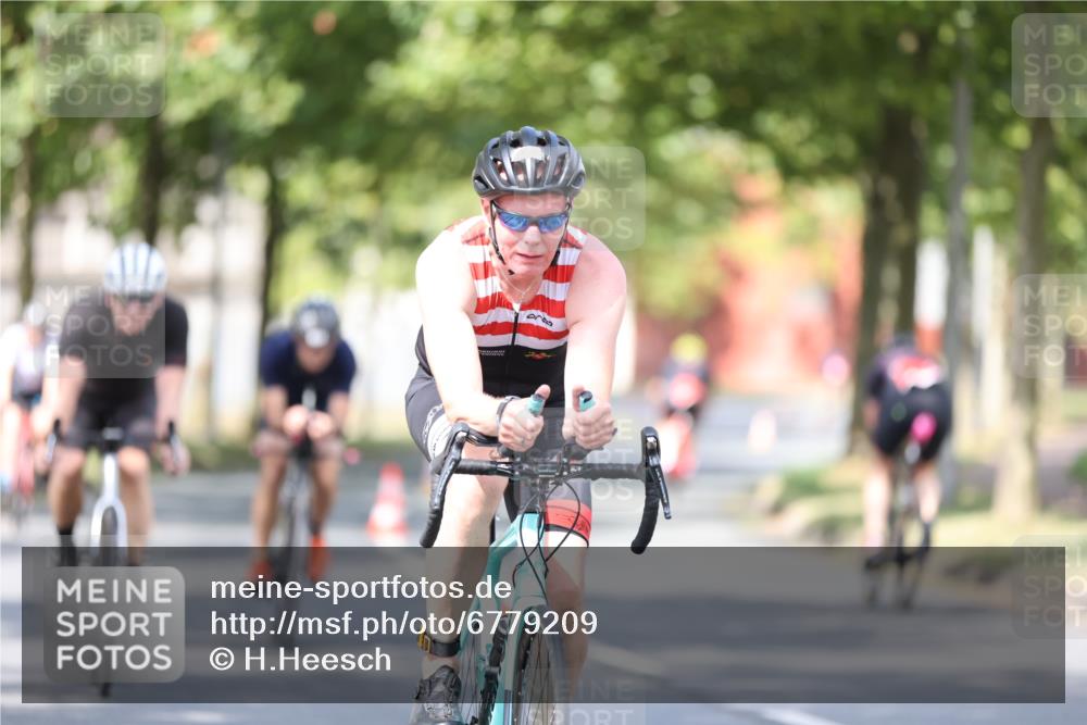 11.08.2024 - GEWOBA Citytriathlon Bremen H.Heesch http://msf.ph/oto/6779209 11.08.2024 11:47:42 Radfahren 752, 832, 860, 899, 907, 911, 924, 933, 944, 958, 997, 1013, 1015, 1019 meine-sportfotos.de