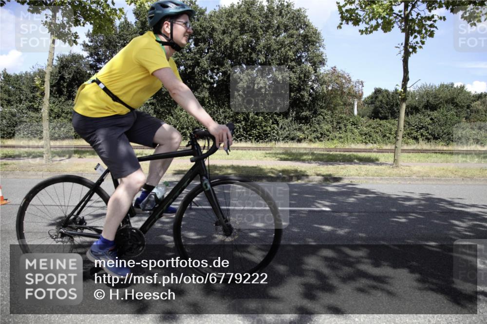 11.08.2024 - GEWOBA Citytriathlon Bremen H.Heesch http://msf.ph/oto/6779222 11.08.2024 13:18:52 Radfahren xxx, 357, 405, 489, 493, 546, 591, 604, 655, 688 meine-sportfotos.de