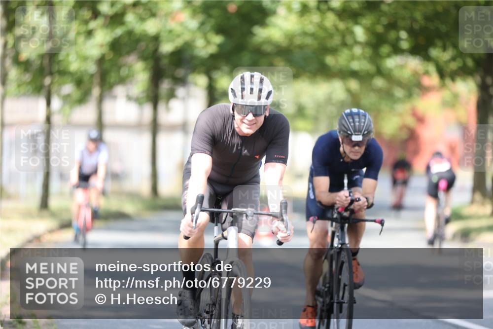 11.08.2024 - GEWOBA Citytriathlon Bremen H.Heesch http://msf.ph/oto/6779229 11.08.2024 11:47:42 Radfahren 752, 832, 860, 899, 907, 911, 924, 933, 944, 958, 997, 1013, 1015, 1019 meine-sportfotos.de