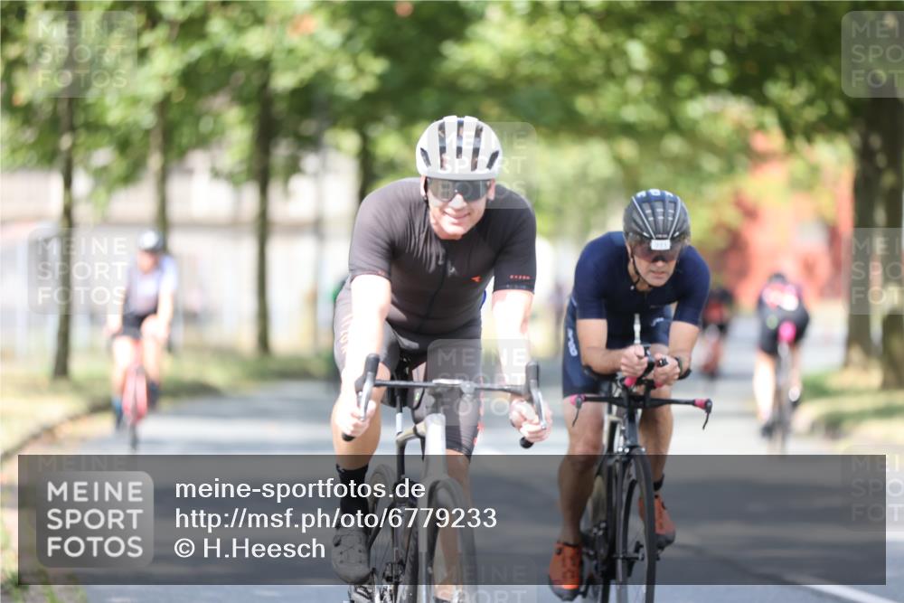 11.08.2024 - GEWOBA Citytriathlon Bremen H.Heesch http://msf.ph/oto/6779233 11.08.2024 11:47:43 Radfahren 752, 832, 899, 907, 911, 924, 933, 944, 958, 997, 1013, 1015, 1019 meine-sportfotos.de